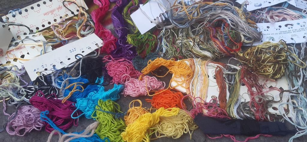 Heel veel borduurgaren in allerhande kleuren,, Ophalen of Verzenden, Gebruikt, Handborduren, Borduurgaren of Zijde