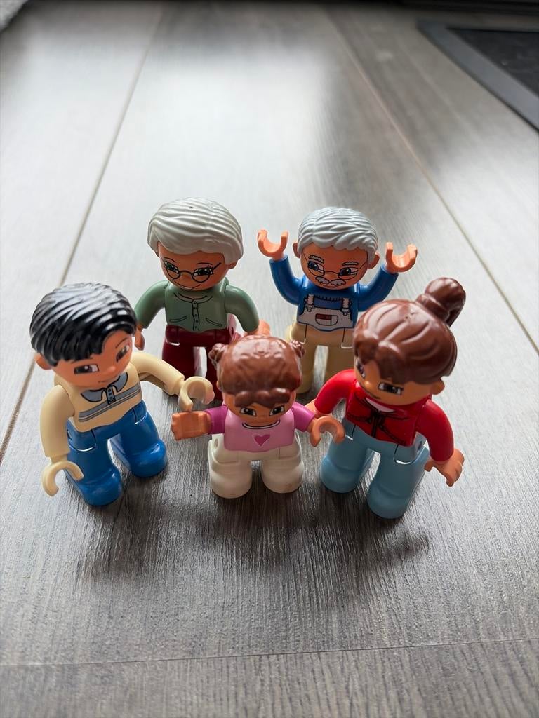Duplo familie:opa,oma,kinderen en baby in bed + kinderwagen, Kinderen en Baby's, Speelgoed | Duplo en Lego, Gebruikt, Overige thema's