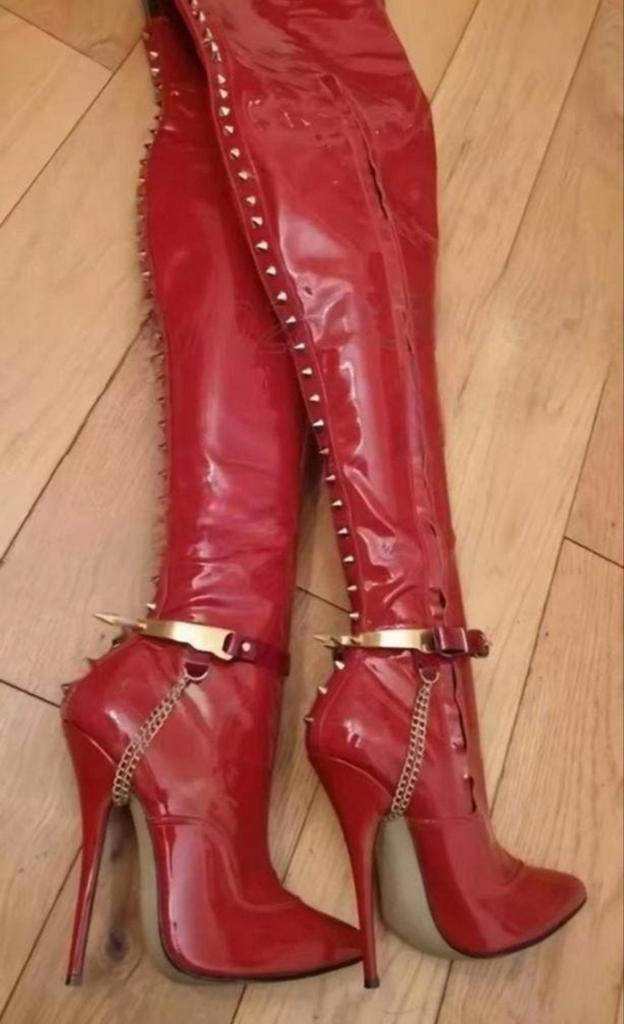 Mooie rode laarzen met details, tm 46, Kleding | Dames, Schoenen, Verzenden, Nieuw, Rood, Hoge laarzen