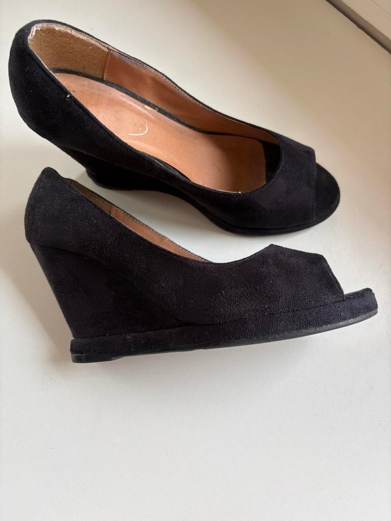 Zwarte suède sleehak peeptoe pumps izgst  maat 38, Pumps, Zwart, Ophalen of Verzenden, Gedragen