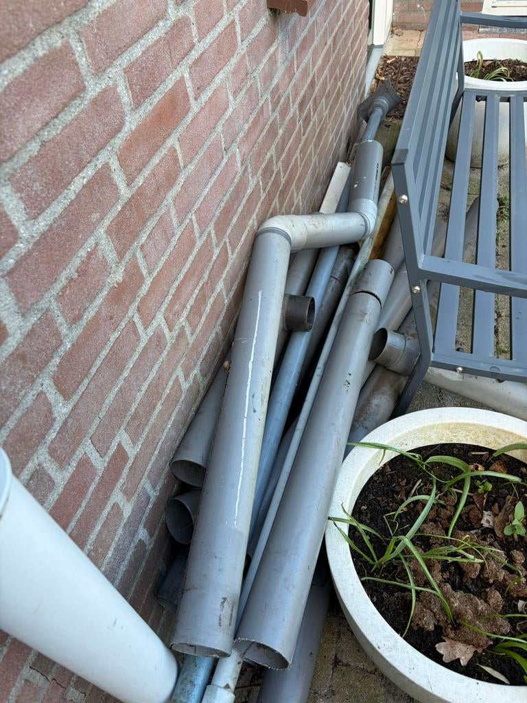 Gratis stukken pvc regenpijp en koppelingen, Ophalen, Bochten, Pvc, Zo goed als nieuw