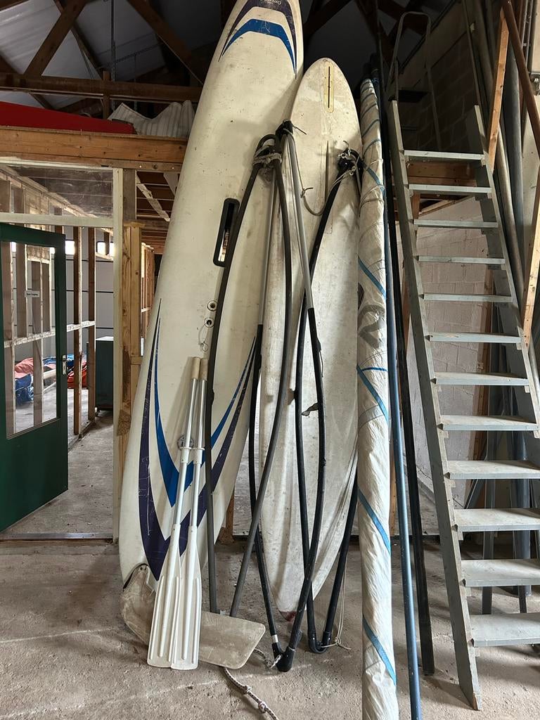 Surfplanken met gerei: Mistral en Alpha - Schuurvondst, Ophalen, 300 cm of meer, Met vin(nen), Complete set