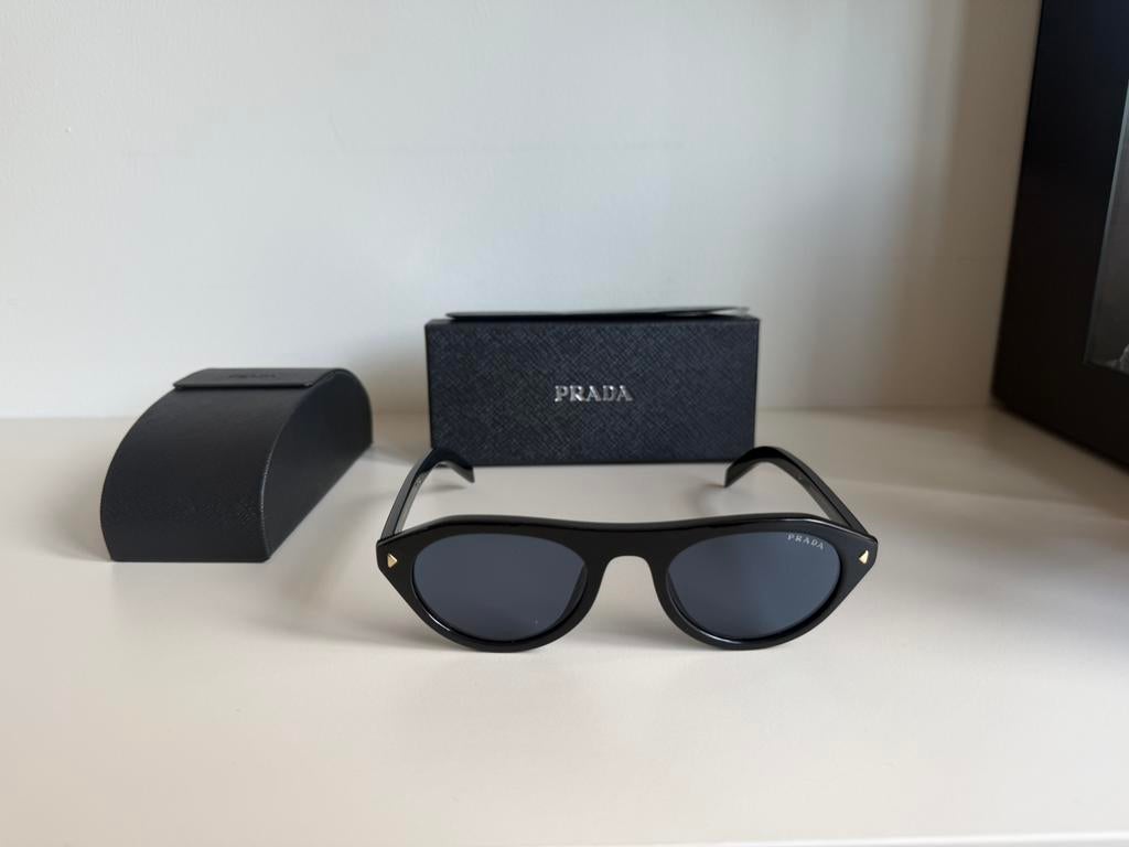 Prada PR B15S zonnebril zwarte glazen met doos en toebehoren, Ophalen of Verzenden, Zo goed als nieuw, Zwart, Overige merken