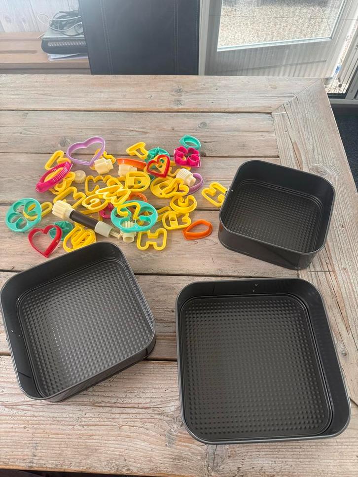 Bakvormen en uitsteekvormpjes set, Huis en Inrichting, Keuken | Keukenbenodigdheden, Gebruikt, Ophalen of Verzenden