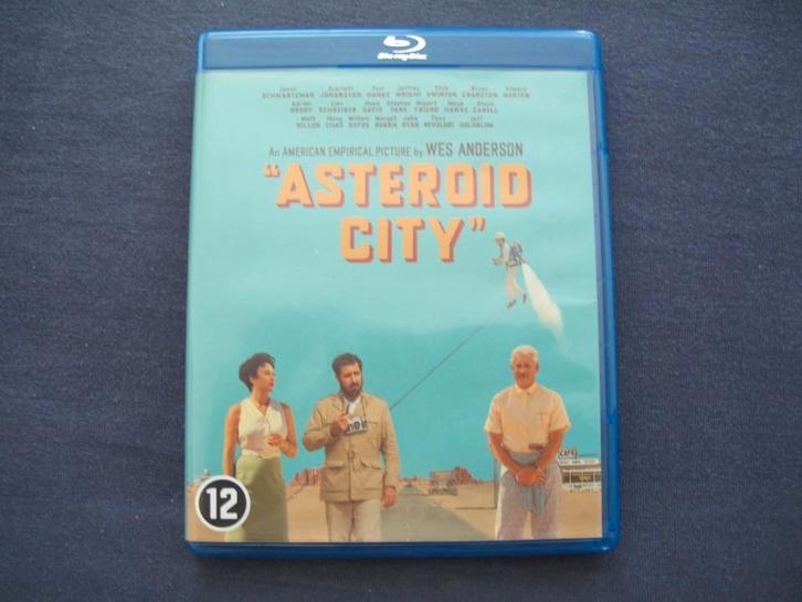 Asteroid City - van Wes Anderson Blu Ray NL ondertiteld, Cd's en Dvd's, Blu-ray, Zo goed als nieuw, Actie, Ophalen of Verzenden