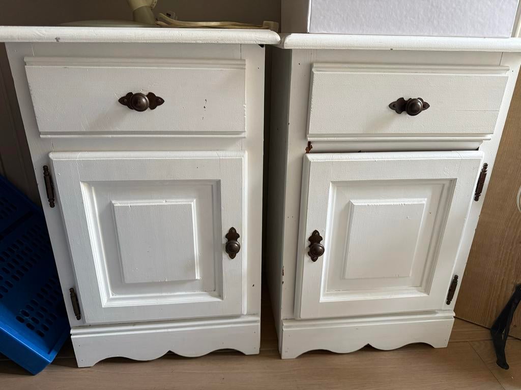 Set van 2 witte nachtkastjes met lade en deurtje, Huis en Inrichting, Slaapkamer | Nachtkastjes, Gebruikt, 55 tot 70 cm, Minder dan 45 cm