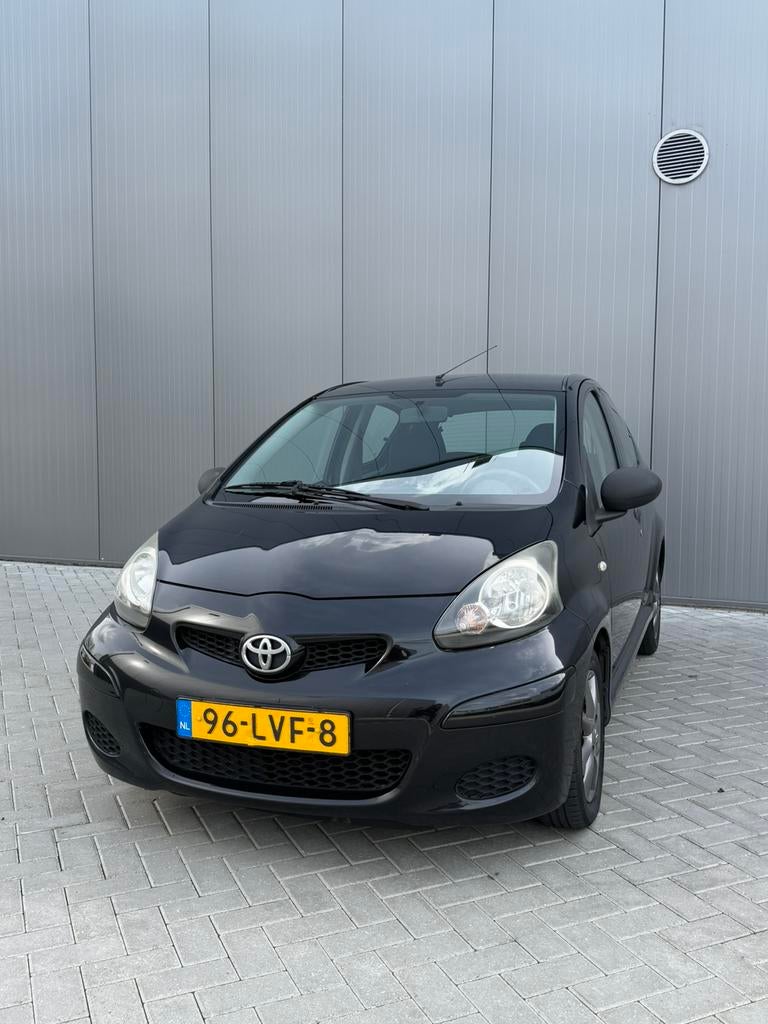 Toyota Aygo 1.0 12V Vvt-i 5DRS 2010 Zwart, Auto's, Voorwielaandrijving, Euro 5, Zwart, 4 stoelen
