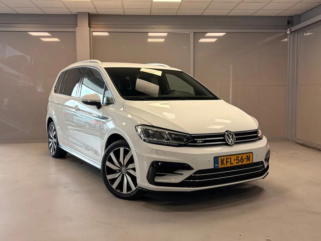 Volkswagen Touran 1.5 TSI Highline 7p | LEER | € 29.900,00, Automaat, 4 cilinders, 150 pk, 7 stoelen