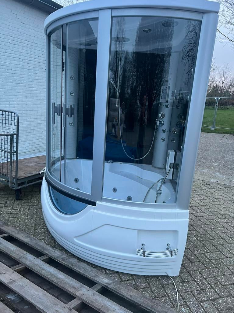Gratis af te halen whirlpool jacuzzi, Huis en Inrichting, Badkamer | Complete badkamers, Ophalen, Gebruikt, Met douche