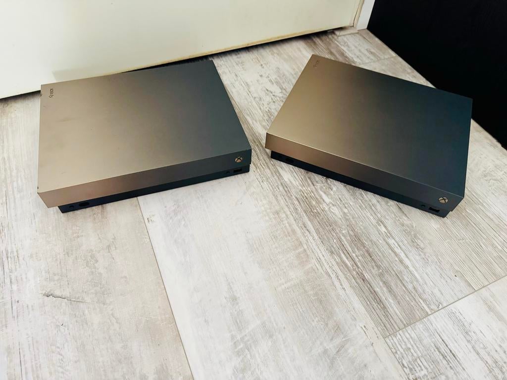 2x Xbox One X - Geen beeld (voor de liefhebber/onderdelen), Spelcomputers en Games, Ophalen, Niet werkend, Zonder controller, Xbox One X
