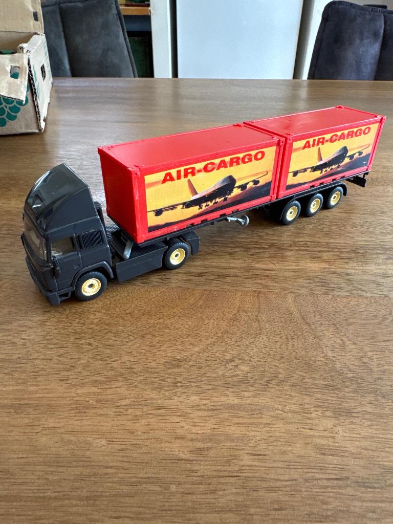 Siku Iveco containerauto air cargo, Hobby en Vrije tijd, Modelauto's | 1:50, Ophalen of Verzenden, Zo goed als nieuw, Bus of Vrachtwagen