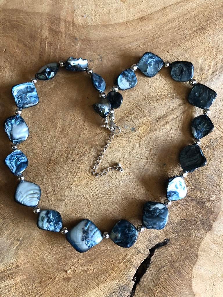 Nieuwe antraciet kleurige schelpenketting, Ophalen of Verzenden, Nieuw, Steen of Mineraal, Verstelbaar