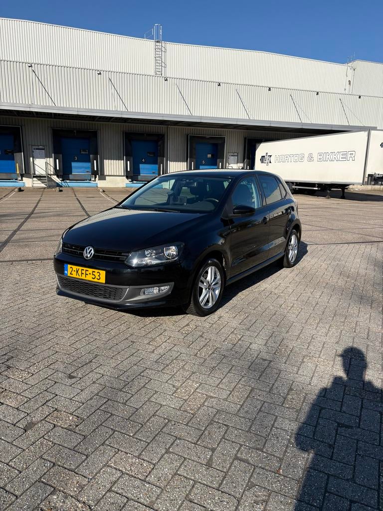 Volkswagen Polo 1.2 TSI 66KW 2013 Zwart, Auto's, Voorwielaandrijving, 40 €/maand, 4 cilinders, Origineel Nederlands