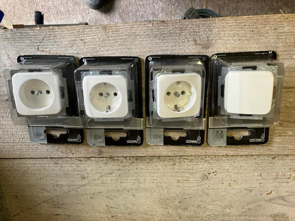 Verschillende inbouw stopcontacten, Doe-het-zelf en Verbouw, Ophalen of Verzenden, Zo goed als nieuw, Stopcontact