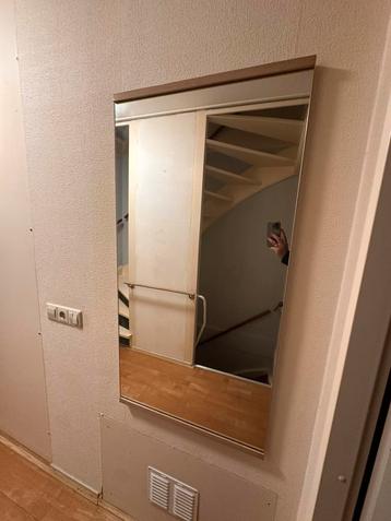 Spiegel met eikenhouten rand beschikbaar voor biedingen