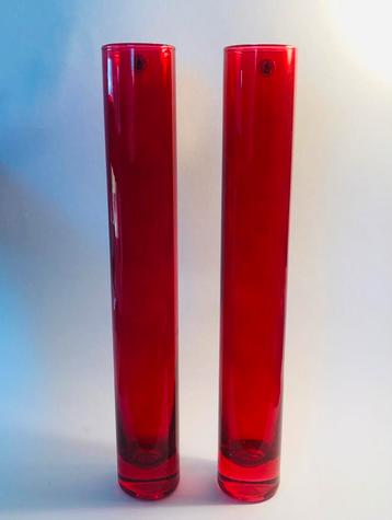 Twee hoge lange handgemaakte glazen vazen van rood glas beschikbaar voor biedingen