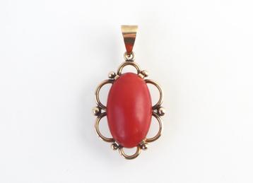 Antieke of vintage gouden hanger met bloedkoraal beschikbaar voor biedingen