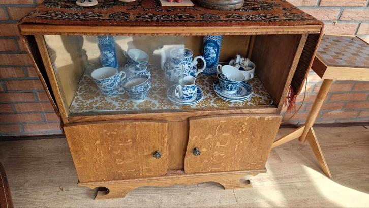 Vintage Vitrinekast met Servies, Antiek en Kunst, Antiek | Meubels | Kasten, Ophalen of Verzenden