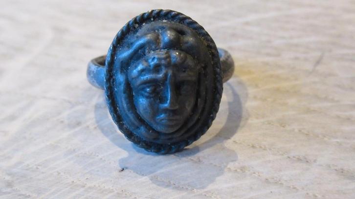 Zilveren antieke ring afb van gezicht / bodemvondst, Antiek en Kunst, Antiek | Goud en Zilver, Zilver, Ophalen of Verzenden