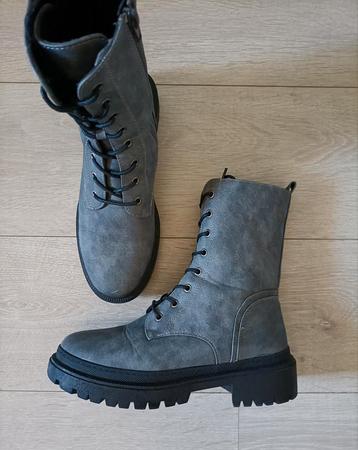 Stoere enkellaarzen met veter. Mt 39 beschikbaar voor biedingen