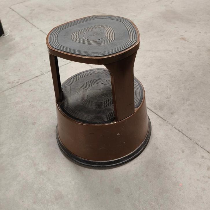 Opstapkruk metaal verrijdbaar bruin hoogte 41 cm, Huis en Inrichting, Krukjes, Gebruikt, Staal, Ophalen