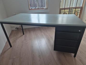 Bureau met drie handige lades beschikbaar voor biedingen
