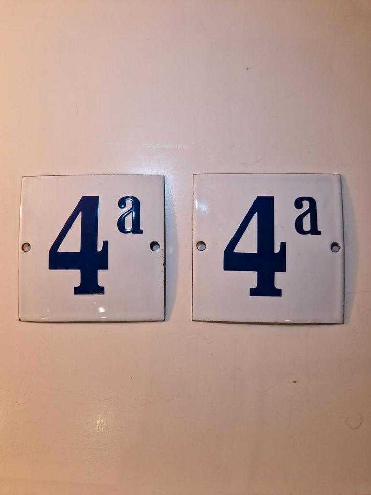 Emaille huisnummer bordjes 4a - Set van 2, Antiek en Kunst, Antiek | Emaille, Ophalen of Verzenden