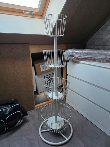 Wit metalen standaard met 4 manden.  beschikbaar voor biedingen