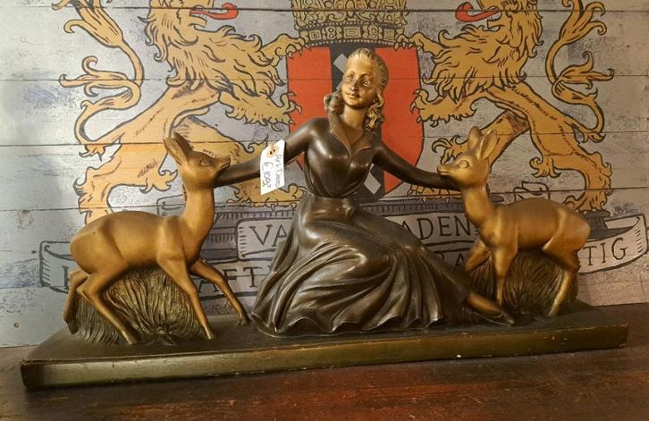 Antiek gipsen Art Deco beeld vrouw met herten is 63 cm breed, Antiek en Kunst, Curiosa en Brocante, Ophalen