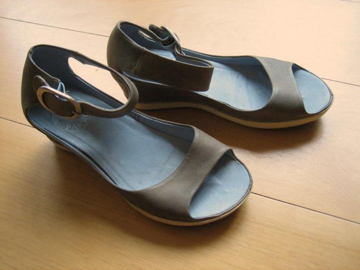 Zeer mooie taupe leren sandaal PAKROS 37 snazzeys, Kleding | Dames, Schoenen, Zo goed als nieuw, Sandalen of Muiltjes, Bruin, Verzenden