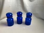 3 blauwe glazen potten met glazen bolle stop, Ophalen of Verzenden, Gebruikt, Glas, Pot, Bus of Blik