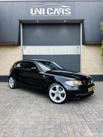 BMW 1-serie 118i High Executive|M Sport|Xenon|Leder|Clima|LM, 65 €/maand, Achterwielaandrijving, 4 stoelen, Zwart
