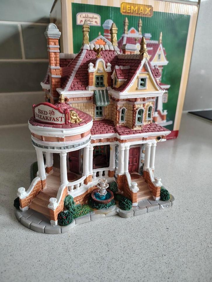 Lemax pine hill bed & breakfast nr 05034 uit 2010, Diversen, Kerst, Ophalen of Verzenden