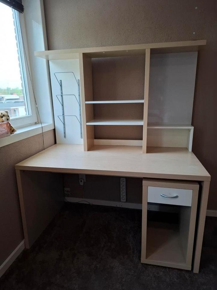ruim Ikea Bureau met opbouw en veel opbergruimte, Huis en Inrichting, Bureaus, Ophalen