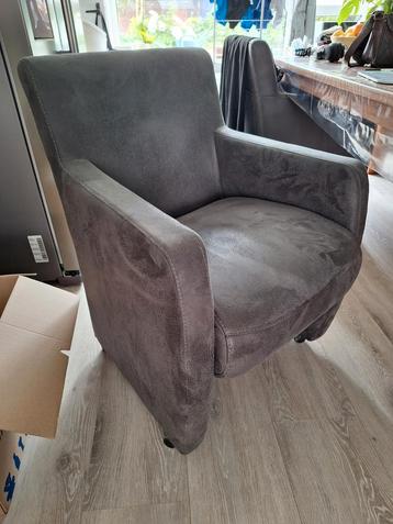 Eetkamerstoelen beschikbaar voor biedingen