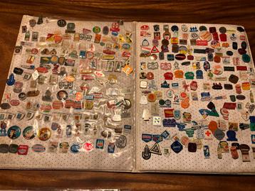Verzamelmap vol met oude speldjes beschikbaar voor biedingen