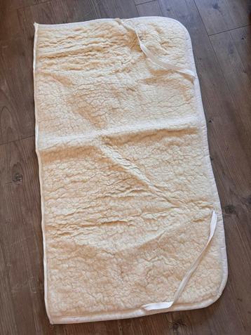 Wollen onderlegger wieg/co-sleeper beschikbaar voor biedingen