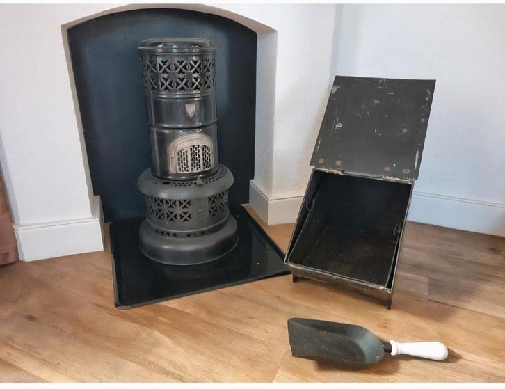 Decoratie: petroleumkachel met kolenkit, Antiek en Kunst, Antiek | Woonaccessoires, Ophalen of Verzenden