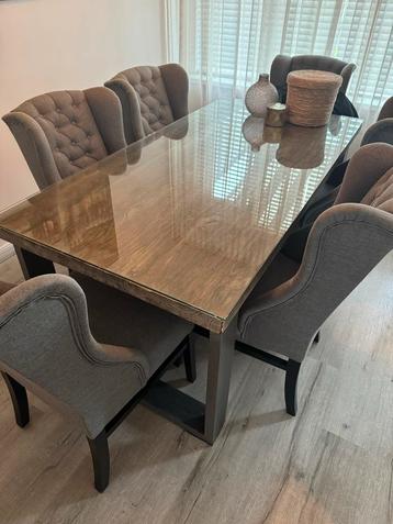 Eettafel met 6 stoelen beschikbaar voor biedingen