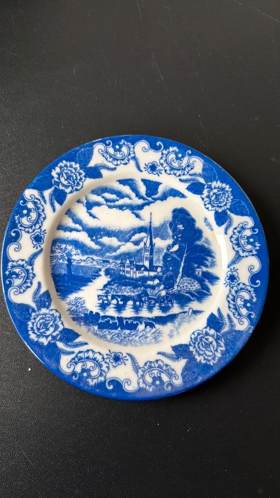 Japans poseleinen bord, 4 stuks beschikbaar, Antiek en Kunst, Antiek | Keramiek en Aardewerk, Ophalen of Verzenden