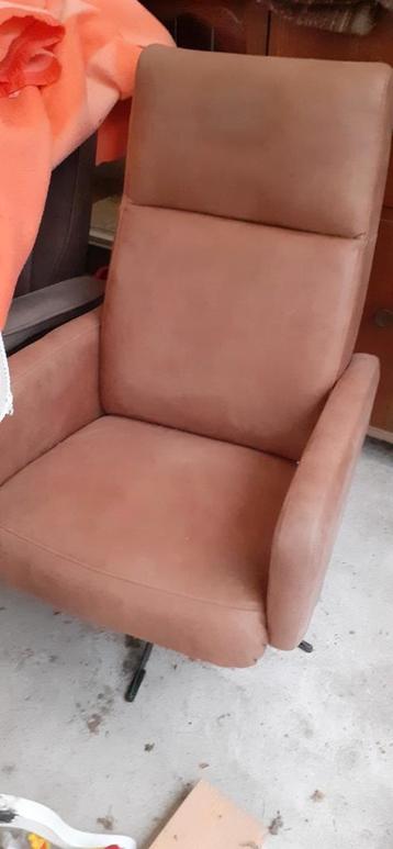 Comfortabele lederen fauteuil beschikbaar voor biedingen