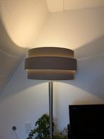 Staande lamp - mooie grijze lampenkap, Huis en Inrichting, Lampen | Vloerlampen, Ophalen, Zo goed als nieuw, 150 tot 200 cm
