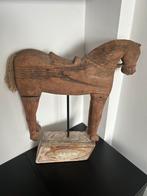 Oud houten paard op oude steen, Ophalen of Verzenden