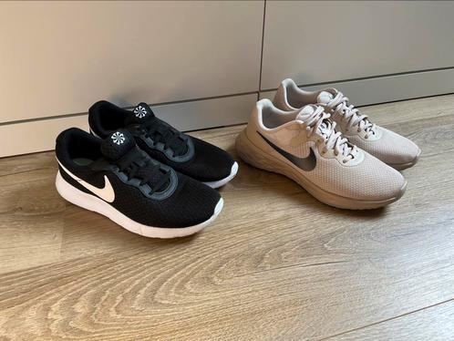 Nike tanjun sneakers zwart wit en taupe kleurig.42,5/43, Kleding | Heren, Schoenen, Zo goed als nieuw, Wit, Ophalen of Verzenden