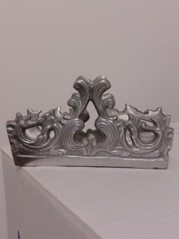 Decoratieve zilverkleurige servettenhouder beschikbaar voor biedingen