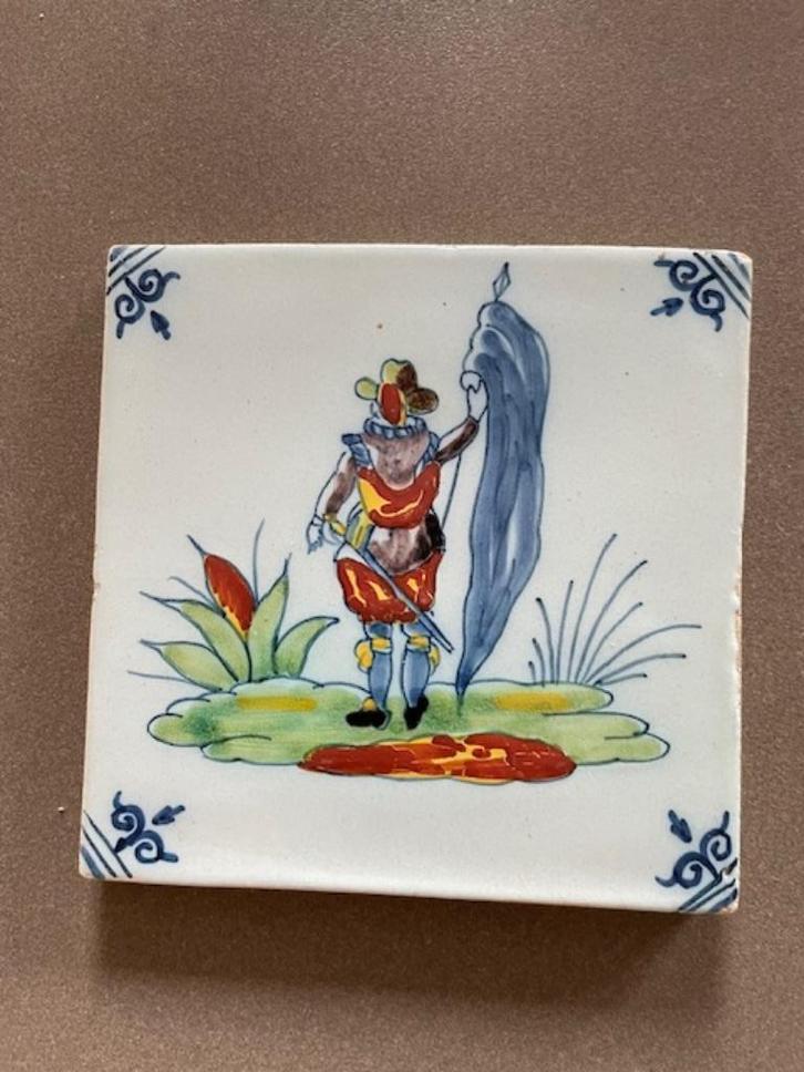 Antiek geglazuurd tegeltje / tegel. Soldaat / vaandeldrager., Antiek en Kunst, Antiek | Wandborden en Tegels, Ophalen