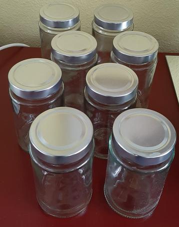 glazen potjes met deksel beschikbaar voor biedingen