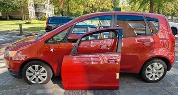 Mitsubishi Colt 2010 Portier Links Voor - Rood P34 - 5 deurs beschikbaar voor biedingen