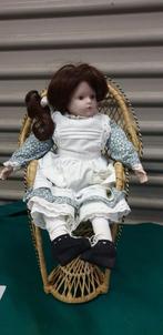 Pop van porselein in pauwentroon, Ophalen of Verzenden, 'T Olde Gre-j, Info@toldegrej.nl, Endepoelstraat 20f Didam