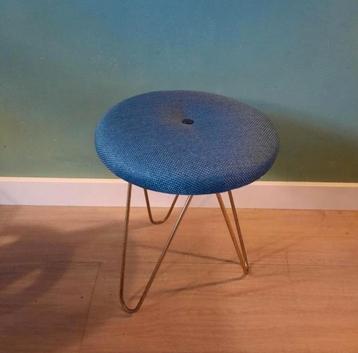 Vintage hairpinlegs krukje, kruk met nieuwe stoffering  beschikbaar voor biedingen